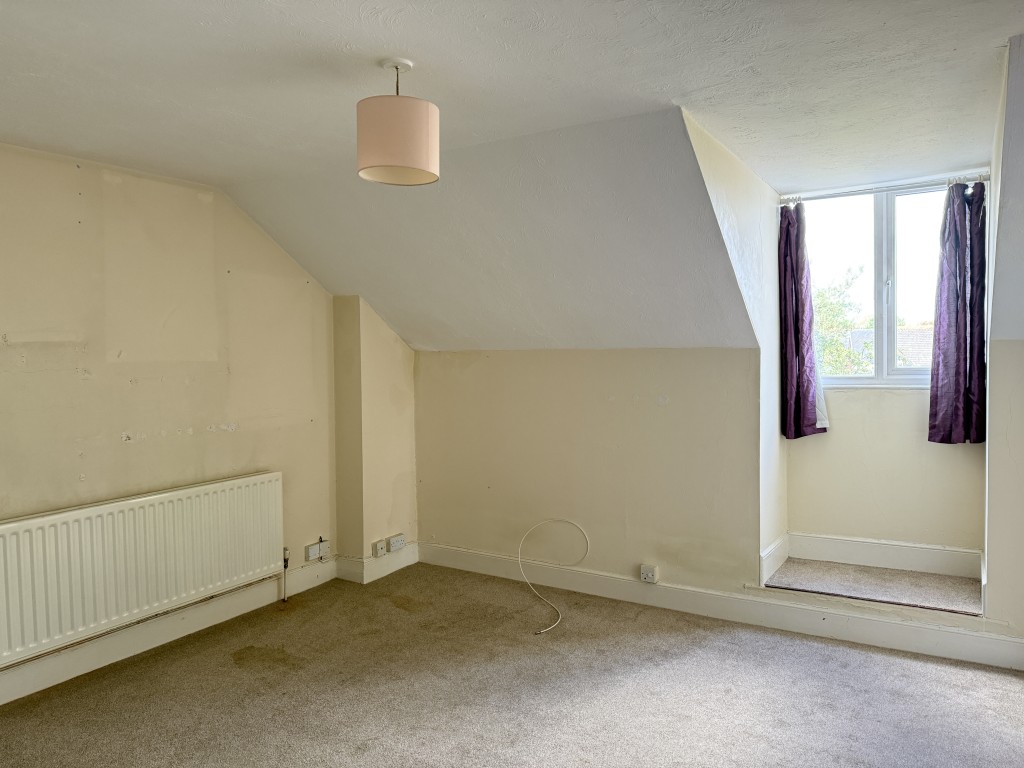 Lot: 28 - ONE-BEDROOM LEASEHOLD FLAT IN NEED OF IMPROVEMENT WITH SHARE OF FREEHOLD - Living room showing window